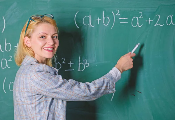 Je suis heureuse. professeur sur la leçon de l'école au tableau noir. femme en classe. Études et éducation. École moderne. Journée du savoir. Je retourne à l'école. Journée des professeurs. L'école. Enseignement à domicile. femme heureuse — Photo