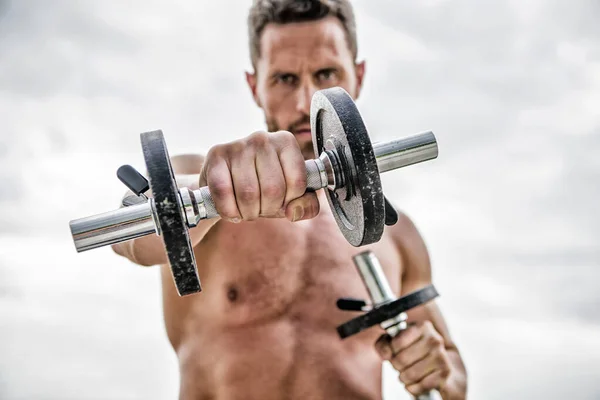 Trainingskonzept. gesunder Geist in einem gesunden Körper. muskulöser Mann beim Training mit der Hantel. Hantelübung. Wagt es, groß zu sein. Sportler starker Bizeps-Trizeps. Fitnesstraining. Fitnesssport — Stockfoto