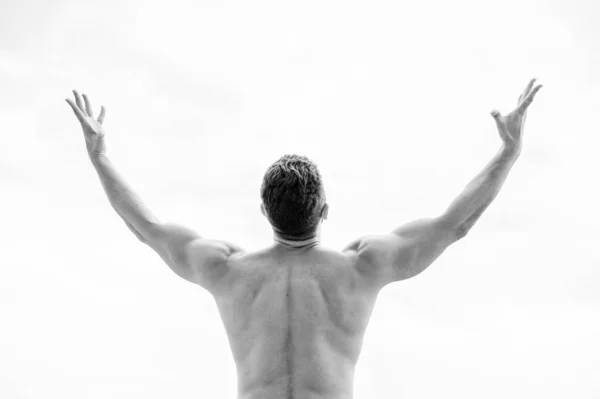 Sensación de libertad. Prepárate para un nuevo día. musculoso hombre de espalda aislado en blanco. Deportista levantando las manos. El hombre celebra el éxito. Estilo de vida saludable logro personal objetivo y éxito — Foto de Stock