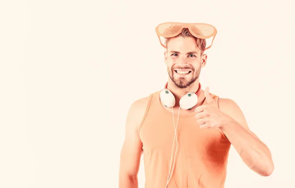 Hombre feliz con auriculares escuchando la canción. ebook y educación en línea. educación musical. sexy hombre escuchar ebook. hombre con auriculares aislados en blanco. El libro. hombre sin afeitar estudio en línea. fiesta de verano —  Fotos de Stock