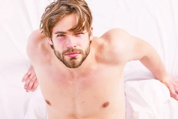 Genç adam yatakta uzanan gösteren resim. Adam yatakta uzanan. Adam sabah yatak. — Stok fotoğraf