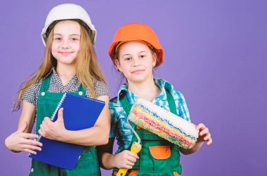 Foreman müfettişi. Onarım. küçük kızlar atölyede birlikte tamir. İşçi bayramı. 1 mayıs. mühendislik fikri. Tablet ve rulo ile kask küçük çocuklar. Tamir dükkanı. Çocuklarla onarım çalışmaları