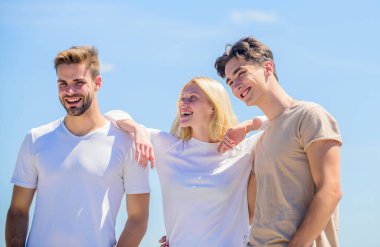 Samimi duygular. Cennet kavramı. Başarı yükseklikleri. Mutlu kadın ve iki erkek. Neşeli arkadaşlar. Arkadaşlık ilişkileri. Aile bağı ve sevgi. Yaz tatili. Rahatlama zamanı. Bir grup insan dışarıda.