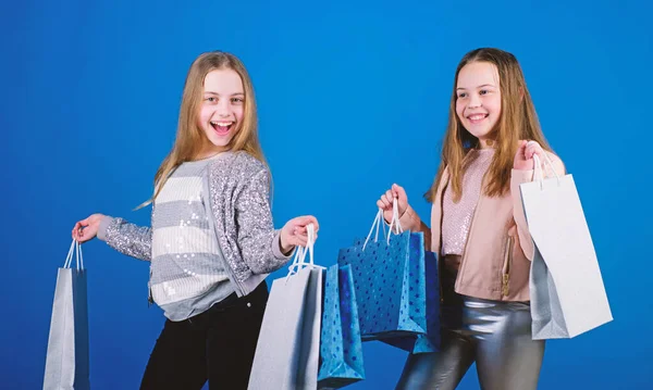 Compre roupas. Comprador viciado em moda. Crianças boutique de moda. Compras dos sonhos dela. Crianças felizes na loja com sacos. Fazer compras é a melhor terapia. Dia de compras felicidade. Irmãs fazendo compras juntas — Fotografia de Stock