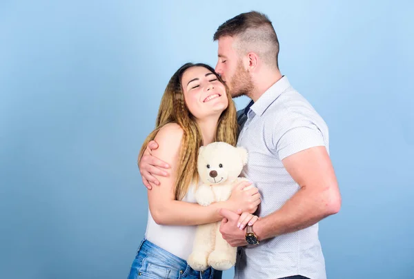 Zusammenleben. Valentinstag anwesend. sexy Mädchen und Mann halten Teddybär. Romantische Beziehung. Liebesdatum. Familienwerte. verliebtes Paar. Familienbeziehungen und Glück. Mann und Frau umarmen sich — Stockfoto