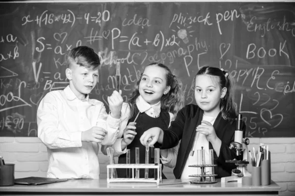 Química fascinante. Los alumnos de la escuela en grupo estudian química en la escuela. Los niños y las niñas disfrutan de experimentos químicos. La química orgánica es el estudio de compuestos que contienen carbono. Reacciones químicas básicas — Foto de Stock