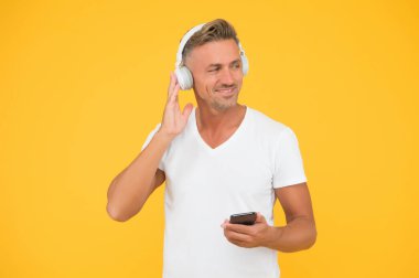 Kablosuz eşittir özgürlük. Guy modern kullanıcı mobil uygulaması. Favori müzik listesi. Müzik aboneliği. Modern kulaklıklar ve akıllı telefonlar. Dinleme konsepti. En iyi müzik uygulamaları