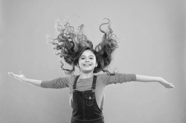 Tazele. Ekstra taze kuru şampuan. Güçlü ve sağlıklı saç konsepti. Güzel ve düzenli bir saç stili. Çocuklar için saç stili yapmak için kolay ipuçları. Küçük çocuk uzun saçlı. Uzun ve güzel saçlı aktif bir kız.