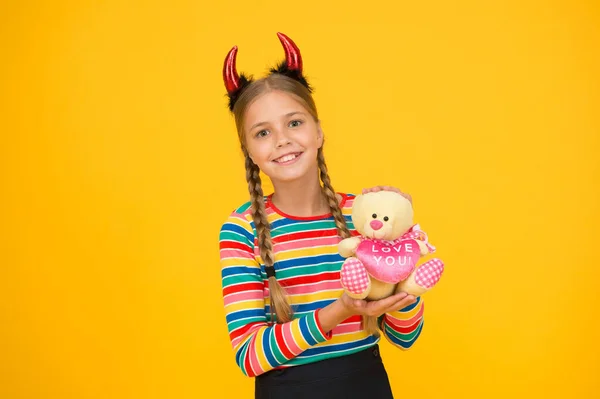 Un temperamento femenino. Lindo pero peligroso. Concepto de Halloween. Pequeño niño adorable con cuernos rojos. Accesorios para carnaval. Preparándose para la fiesta. Pequeño demonio. Chica demonio juguetona. Pequeño demonio dentro. — Foto de Stock