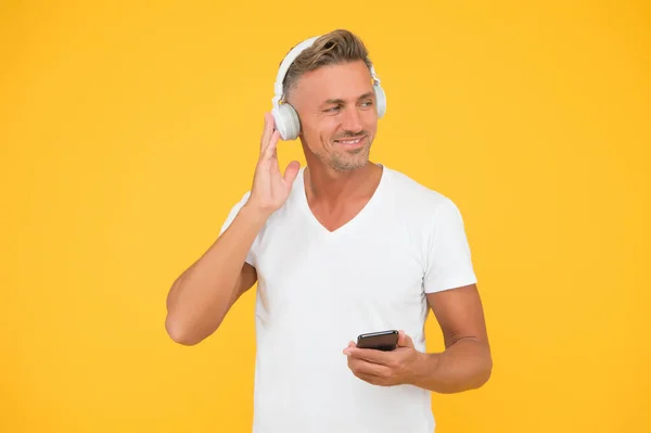 Wireless equal freedom. Guy modern user mobile application. Favorite music playlist. Music subscription. Man listen music modern headphones and smartphone. Listening concept. Best music apps — Stock Photo, Image