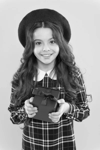 This is for you.parisian child on yellow background. happy birthday. . Holiday gift. shopping. child with present box. happy girl with long curly hair in beret. small girl in french style hat — Stock Photo, Image