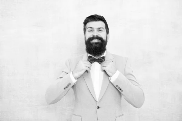 Mi gran día. Un tipo bien arreglado con esmoquin de boda. Hombre barbudo hipster traje formal con pajarita. Moda de boda. Traje perfecto de estilo formal. Un novio impecable. Consejos para tratar la ansiedad antes de la boda —  Fotos de Stock