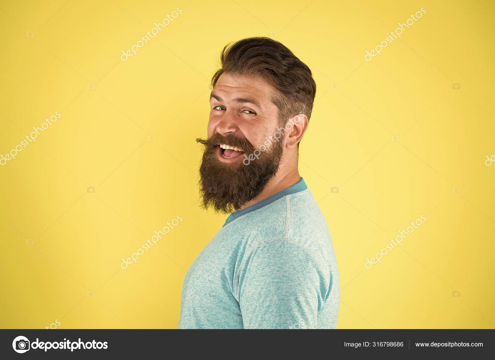 彼のあごひげの髪はスタイルが似ているように見える 黄色い背景に微笑むあごひげの男 スタイリッシュなヘアカットで幸せなひげヒップスター あごひげ の顔に口ひげとあごひげを身に着けている残忍な白人の男 ストック写真 C Stetsik