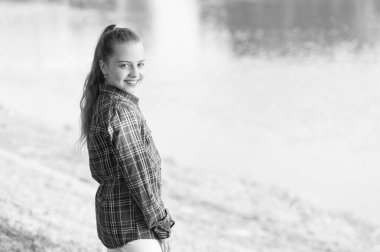 Tatile ihtiyacım var. Yaz tatilinde eğlenen uzun sarı saçlı sevimli çocuk. Küçük kız doğal manzara üzerinde tatil zaman zevk. Ekose rahat tarzı tatil sezonunda dinlenme küçük çocuk