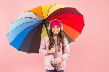 İyi hissediyorum. Renkli şemsiyeler altında kablosuz kulaklıklar takan bir kız. Sonbahar eğlencesi. Müzik hep benimle. Her gün eğlence. Çocuk basit şeylerden zevk alıyor. Eğlenmene bak. Eğlenceli konsept