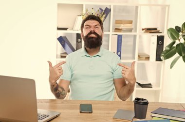 Üstünlük ve kendine güven. Office kralı. İş yerinde, ciddi patron. Agresif patron size bağıran. Ateş kavram. Bana saygı. Altın taç adam kibirli kaba patronuyla ofiste oturmak