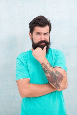 Bıyığına özen gösteriyorum. Ciddi adam uzun sakal ve bıyık takıyor. Bıyıklı, şık sakallı bir adam. Tıraşsız suratında bıyıklı, kaba bir hippi. Berber dükkanı. Berberler