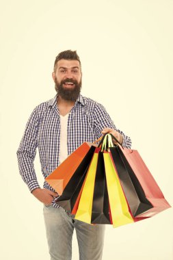 Sevdiğin gibi alışveriş yapıyorsun. Sakallı adam, beyaza izole edilmiş alışveriş torbalarıyla gülümsüyor. Alışveriş yaptıktan sonra kağıt poşet tutan mutlu hippi. Alışverişte olması gerektiği gibi.
