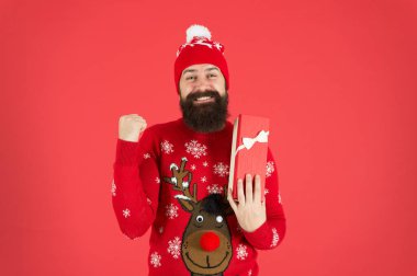 Noel hediyesi konsepti. Adam bayramı hediye kutlamasıyla kutluyor. Kış kazaklı hippi. Geleneklere saygı göster. Mutlu noeller. Mevsimlik indirim. Noel Baba 'dan bir hediye. Mutlu yıllar. Hayaller gerçek olur.