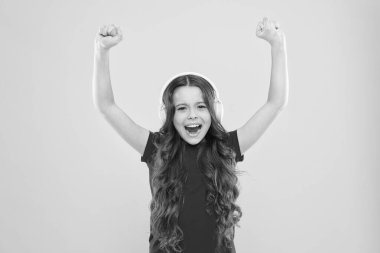 Kulağında koca bir müzik dünyası. En iyi şarkılar. Genç çocuklar kulaklıkla müzik dinlemeyi severler. Küçük kız favori müzikten hoşlanıyor. Ritmi yakala. Çocuk müzik kulaklığı dinliyor. Eğlence ve eğlence