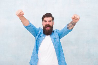 Hayatımın en güzel günü. Sakallı, olgun bir hippi. Bıyıklı, vahşi, beyaz bir hippi. Mutluluğu ifade et. Berber dükkanından sonra başarıyı hisset. Sakallı adam başarıyı kutluyor. Her gün kazanan. Erkek modası