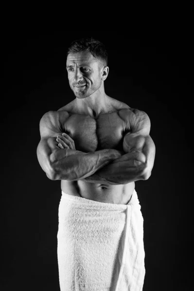 Man muskulös Fit Bare Torso. Idrottare med sex-pack och AB muskler. Sport och Fitness. Konceptet för kropps hygien. Bodybuilder naken kropp. Morgon dusch. Sexig Sportsman torka kropps hand duk efter dusch — Stockfoto