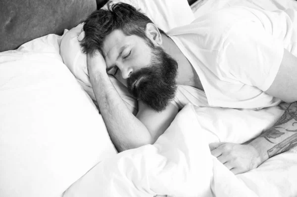 Schlafstörungen. Mann bärtiger Hipster mit Schlafproblemen. Der im Bett liegende Mann versucht sich zu entspannen und einzuschlafen. Entspannungstechniken. Schlaf- und Wachstörungen. brauchen etwas Ruhe — Stockfoto