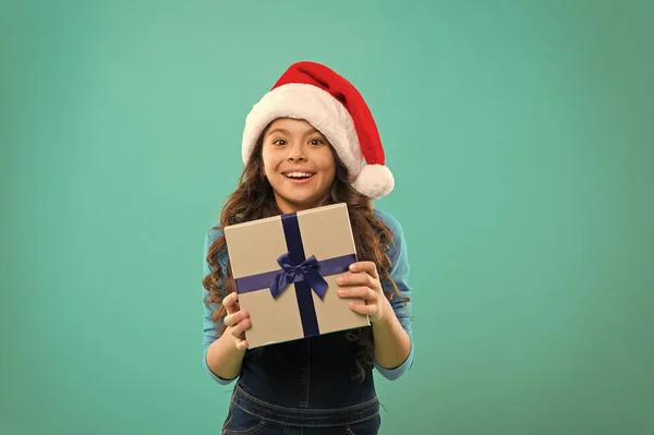 Felices fiestas de invierno. Niña pequeña. Regalo para Navidad. Infancia. Niña con sombrero de santa. Compras de Navidad. Fiesta de año nuevo. Chico Santa Claus. Le encanta la Navidad. Encontrar regalos en línea —  Fotos de Stock