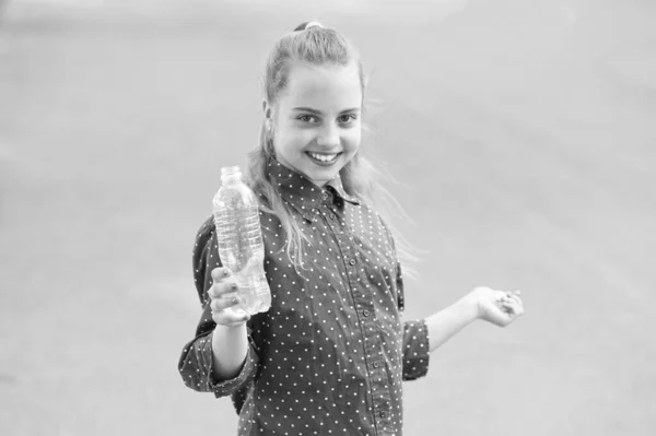 Sağlıklı bir yaşam yaşa. Sağlıklı ve sulu. Kız sağlık ve su dengesi hakkında bakım. Kız sevimli neşeli tutmak su şişesi. Su dengesi kavramı. Yaz yürüyüşünde su için. Bir yudum daha yap. — Stok fotoğraf