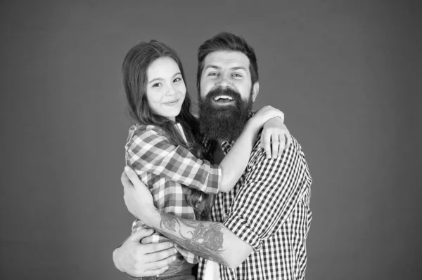 Mutlu an. Adam baba ve sevimli küçük kız kız kırmızı zemin üzerine sakallı. Babalar Günü'nü kutluyorlar. Aile değerleri kavramı. Aile bağları. Dostluk ilişkileri. Babası hippi ve kızı — Stok fotoğraf