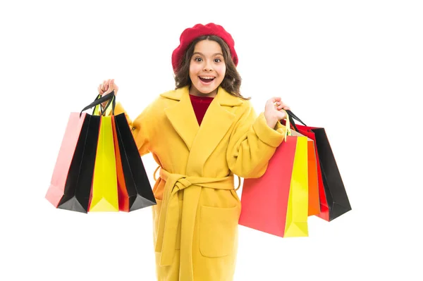 Shoppingplatz zum Spaß. glückliche Mädchen halten Einkaufstüten. Kleine Kinder kaufen gerne ein. niedliche kleine Shopper isoliert auf weiß. Saisonverkauf. Herbstzeit. Einkaufen ist ihr Leben — Stockfoto