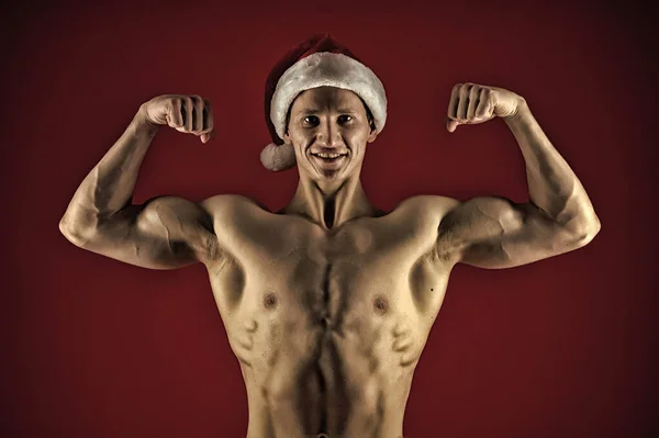 Le Père Noël vient te voir. L'athlète ne porte que le chapeau du Père Noël. macho athlétique sexy en chapeau de Père Noël. Nouvel an fête érotique spectacle. Bodybuilder Santa Claus. Macho sexy torse musculaire posant en toute confiance — Photo