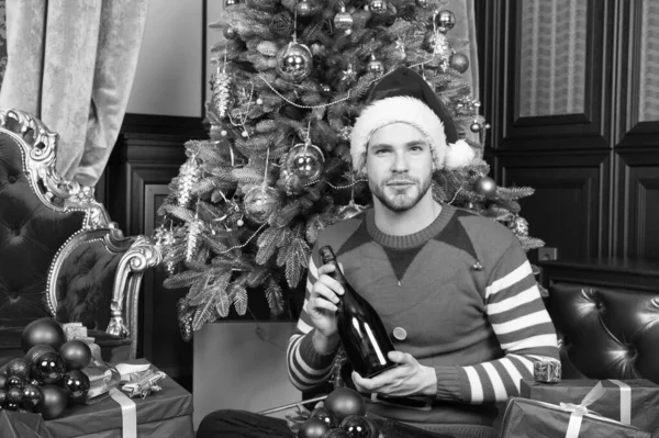 Que tus días estén llenos de magia y alegría. El tipo está celebrando el año nuevo en casa. Hombre con sombrero de santa celebrar regalos de año nuevo. Hombre feliz con cajas de regalo de año nuevo. Feliz Navidad y Feliz Año Nuevo — Foto de Stock