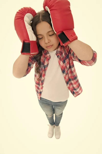 Concepto de dolor de cabeza. Mantenga la calma y deshacerse del dolor de cabeza. Beat dolor de cabeza. Guantes de boxeo para chicas listos para pelear. Niña fuerte sufre dolor. Niño cara dolorosa abrazar la cabeza con guantes de boxeo. Recursos de defensa — Foto de Stock