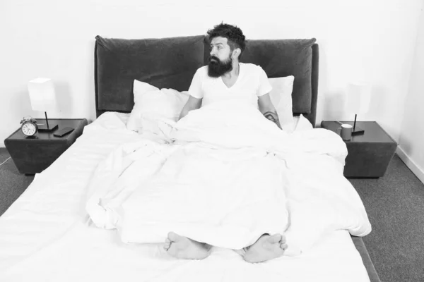 Addormentato e sveglio. E 'troppo presto per svegliarsi. L'hipster barbuto dorme la mattina. maschio maturo con barba in pigiama sul letto. brutale uomo assonnato in camera da letto. energia e stanchezza. Sonnolento e bello — Foto Stock