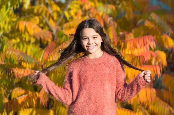 Fim de semana ensolarado. Menina relaxante no parque dia ensolarado. Outono quente. Menina sorridente elegante em um parque de outono. Período de verão indiano de clima seco insazonalmente quente. Natureza de outono. Criança pequena feliz ao ar livre — Fotografia de Stock