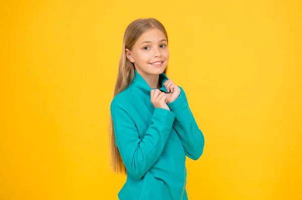 Schoonheid is een breekbaar geschenk. Klein schoonheid model gele achtergrond. Schoonheid ziet er schattig uit. Klein kind met een mooi gezicht. Wees mooi. — Stockfoto