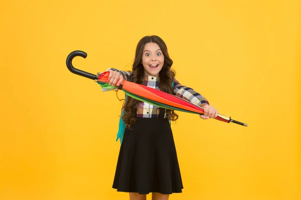 Niño feliz colegiala con paraguas. Pronóstico del tiempo. Me siento despreocupado. Lluvioso septiembre. Adorable colegiala pequeña con mochila. Colegiala vida diaria. Chica con paraguas. Feliz infancia. — Foto de Stock