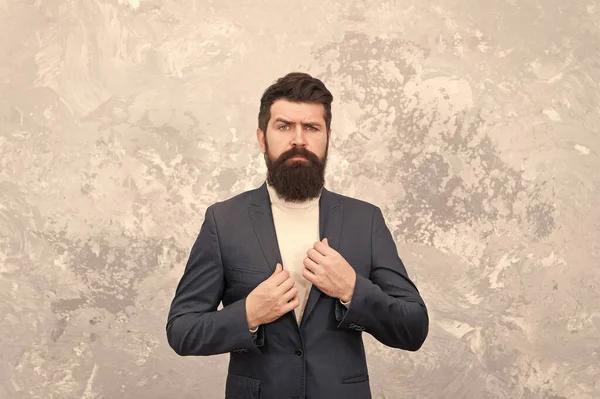 Kleermaker of modeontwerper. Mannelijke mode. Volwassen zakenman. Brutale bebaarde hipster in formele pak. Moderne leven. elegante man met baard. Getalenteerde kleermaker. Vertrouwen op maat. Idee omzetten in kleding — Stockfoto