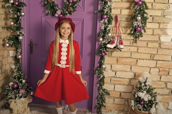 Horké tečky. Móda dívka připraven na vánoční oslavu. Malého módy na vánoční dekorace. Malá dívka dítě v vánoční šaty. Módní malé dítě. Malý model s módní vzhled — Stock fotografie