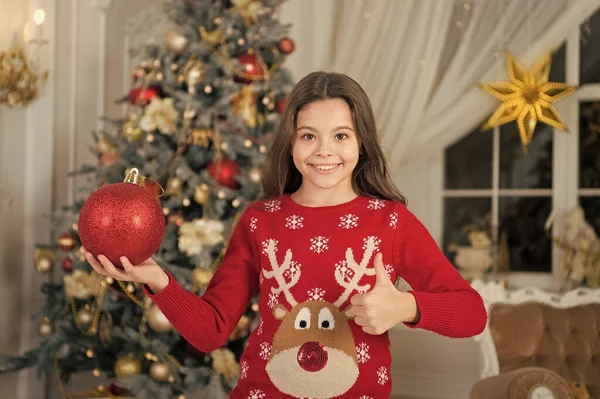 Small happy girl at christmas. Happy new year. The morning before Xmas. New year holiday. thumb up. Christmas. Kid enjoy the holiday. little child girl likes xmas present. Christmas Shopping — Stock Photo, Image