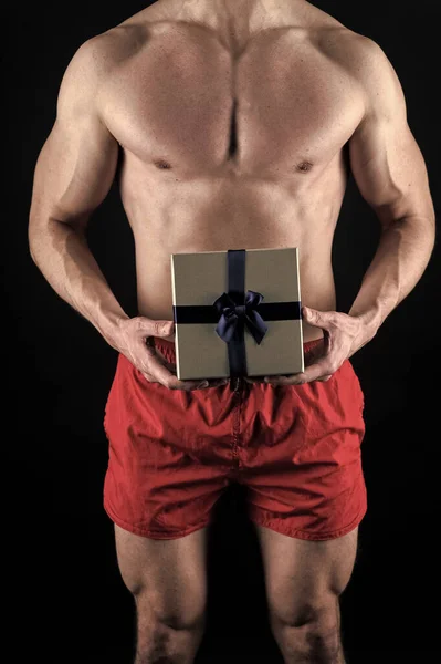 Sexy concepto sorpresa. Torso muscular macho posando con caja regalo. Santa Claus para chicas adultas. Sexy atlético macho musculoso pecho. El atleta tiene un regalo para ti. Tengo un regalo para ti. Día de San Valentín — Foto de Stock