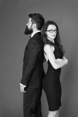 Erkek sakallı hipster ve resmi elbise kırmızı arka plan lı kadın. Resmi moda ve zarif giysiler. Lüks moda butiği. Moda giyim mağazası. Resmi olay. Smokin ve zarif kız çift adam
