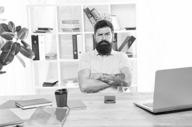 Üst düzey yönetici merkez ofisi. Kendine güvenen patron zaferin tadını çıkarıyor. Baş ve patron kavramı. Ofisin kralı. Büyüklükten bıktım. Bölüm başkanı. Adam sakallı yönetici işadamı girişimci altın taç giymek