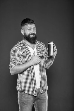 Duş jeli. Banyo veya duş için Bodycare kozmetik. Berber dükkanı tımar. Adam şampuan şişesi tutuyor. Saç bakımı ve cilt bakımı. Yakışıklı sakallı adam duş jeli sıvı sabun ürün öneririz. Kişisel hijyen