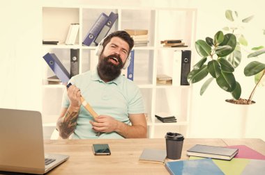 Sakallı ve bıyıklı işadamı elinde çekiçle çıldırdı. Çekiç tutan sinirli ofis çalışanı parçalamaya hazır. Kızgın agresif işadamı ofiste. Ofis hayatı onu çıldırtıyor