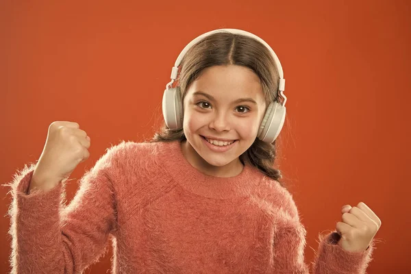 Mantenga las manos libres con tecnología inalámbrica moderna. Niña escuchar música moderna auriculares inalámbricos. Escucha gratis. Obtener suscripción a una cuenta de música. Acceso a millones de canciones. Disfruta del concepto musical —  Fotos de Stock