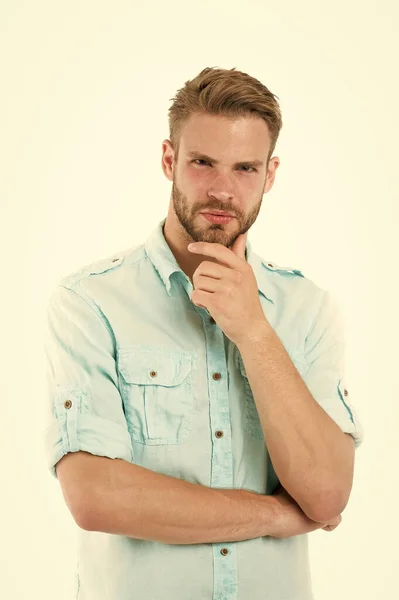 Vicino alla soluzione. Uomo con setole faccia seria pensando sfondo bianco. Un ragazzo premuroso si tocca il mento. Pensiero concetto di umore. Un uomo con la barba che pensa. Pensa alla soluzione. Pensa a risolvere — Foto Stock