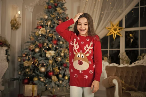 クリスマス。子供では、休暇をお楽しみください。クリスマス前に朝。年末年始。明けましておめでとう。子供女の子クリスマス プレゼントが好きです。クリスマスに小さな幸せな女の子。新しい年新しい私。冬のファッション — ストック写真
