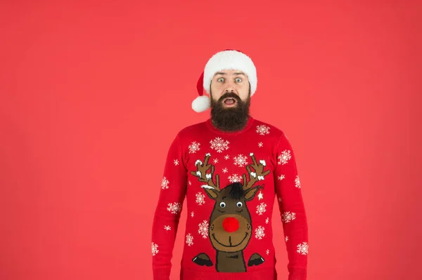 마지막 준비. 빨간 산타 모자를 쓴 히프 스터 남자. 행복 한 겨울 휴일. 새해 파티. 크리스마스가 왔네. 빨간 배경을 가진 남자. 깜짝 놀란 남자가 스웨터를 입고 있었어요. 전통적 인 Xmas — 스톡 사진